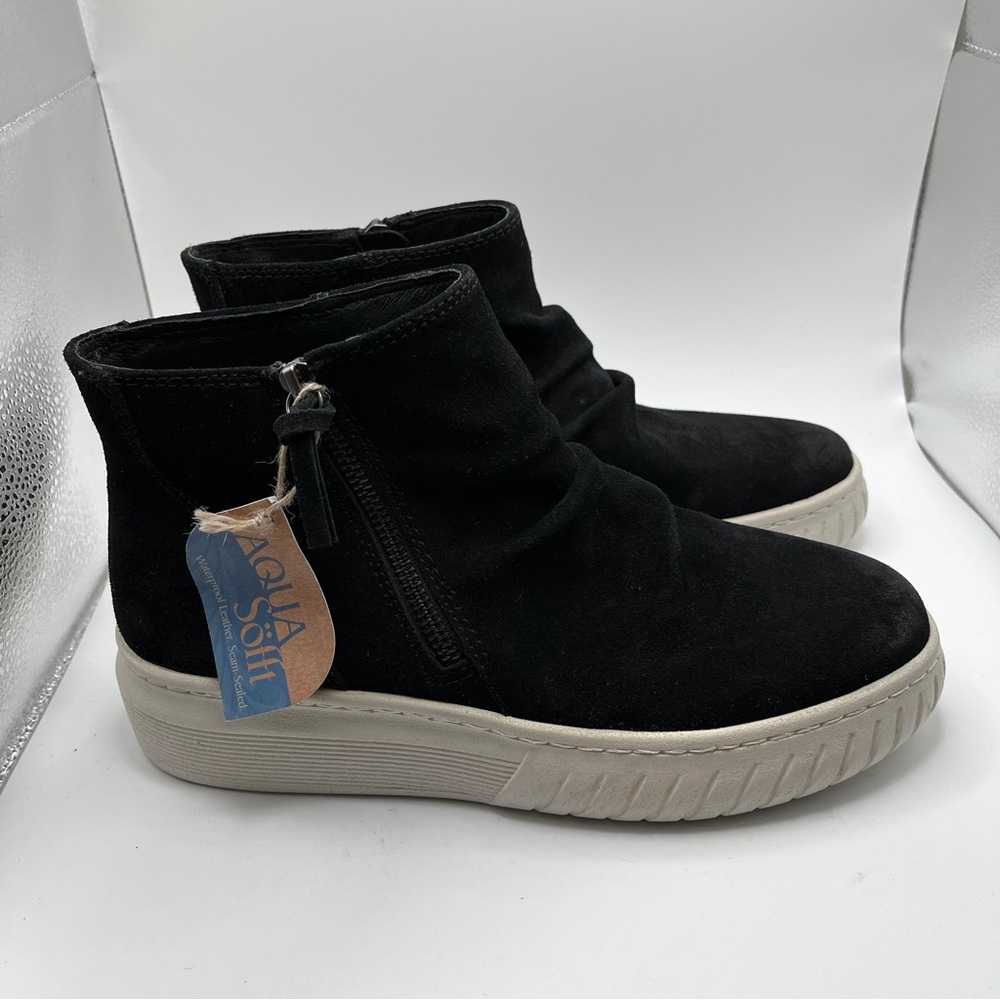 NWOB Sofft Women's Portland Black size 9M Nubuck leather black